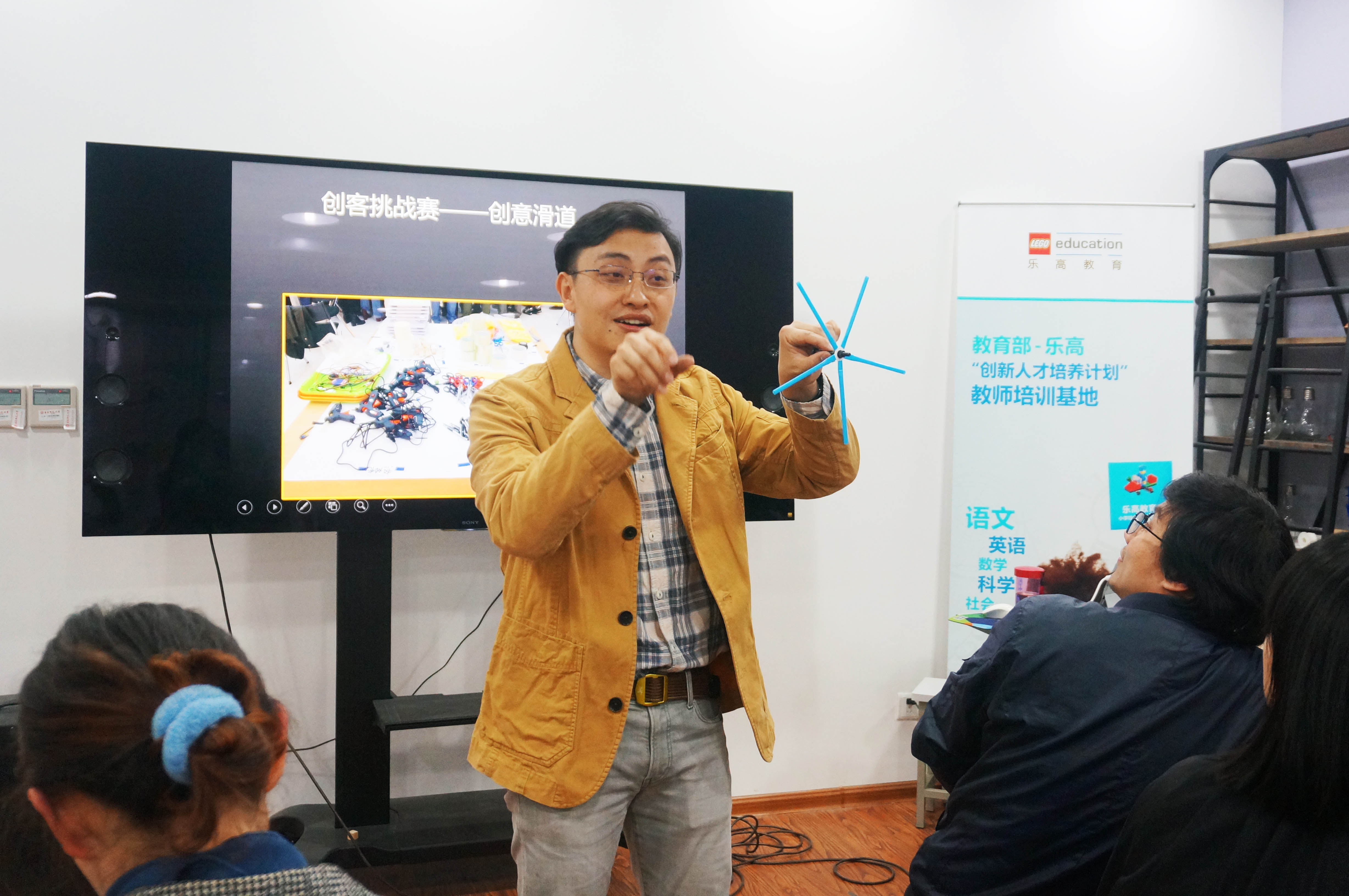 <a href='/d8/e3/c49831a710883/page.htm' target='_self' title='开放教育学院内训系列活动之“创客初体验”'>开放教育学院内训系列活动之“创客初体验”</a>