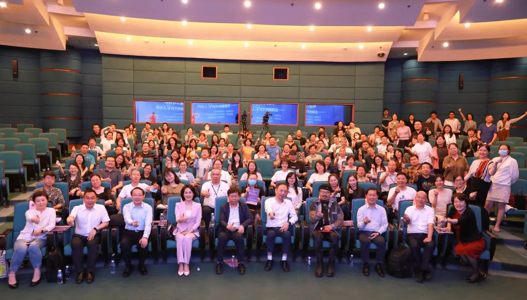 <a href='/d8/01/c49790a710657/page.htm' target='_self' title='科学有爱，为孩子护航|华东师大举办“与孩子共成长——走向新时代的家庭教育”论坛'>科学有爱，为孩子护航|华东师大举办“与孩子共成长——走向新时代的家庭教育”论坛</a>